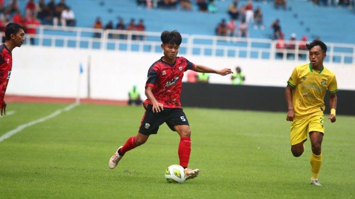 Aksi pemain Persibangga Purbalingga Musa Abdar Rokhiem saat hendak melakukan crossing dibayangi pemain Persip Pekalongan Zico Uldha dalam final Liga 3 Jawa Tengah 2023 di Stadion Jatidiri Semarang, Sabtu (13/1/2024).