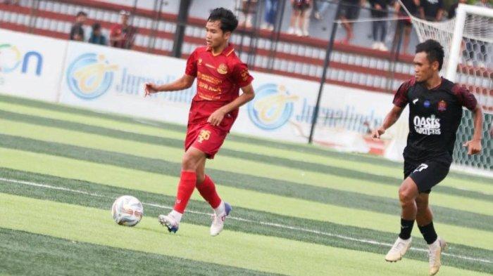 Gelandang muda Persipa Pati, Dominicus Dion menggiring bola dengan dibayangi pemain Persijap Jepara, Riski Hidayat atau Kinyun pada laga kedua tim di pekan keempat playoff degradasi Liga 2 di Stadion Joyokusumo, Pati, Senin (22/1/2024).