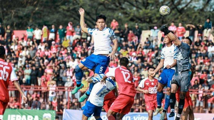 Pemain PSIS Semarang Wahyu Prasetyo dan Bayu Fiqri melakukan duel udara dengan para pemain Persijap saat kedua tim bertemu dalam laga uji coba di Stadion Gelora Bumi Kartini Jepara, Minggu (11/6/2023). Dalam laga ini, tuan rumah Persijap berhasil memenangkan pertandingan dengan skor 3-2.