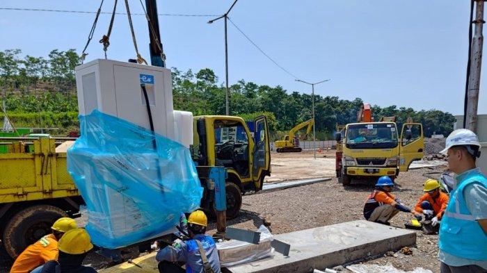 Petugas PLN memasang SPKLU untuk memastikan kesiapan dalam menghadapi arus mudik Lebaran 2024. PLN memastikan infrastruktur pengisian daya mobil listrik siap digunakan selama periode mudik.