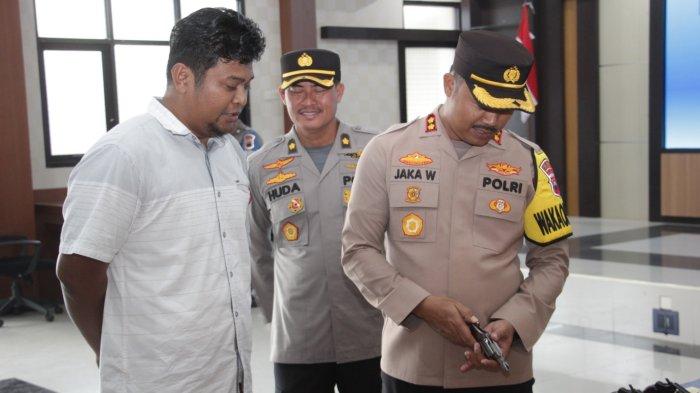 Pemeriksaan senjata api dinas milik personel Polresta Cilacap dan jajaran Polsek yang dilakukan Propam Polresta Cilacap, Senin (23/12/2024). Pemeriksaan dilakukan sebagai bentuk pengawasan ketat untuk mencegah penyalahgunaan senjata.