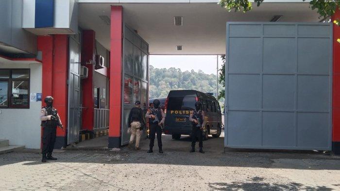 Polisi berjaga di pintu Dermaga Wijayapura, Cilacap saat pemindahan narapidana kasus terorisme ke Lapas Nusakambangan, Jumat (17/11/2023).