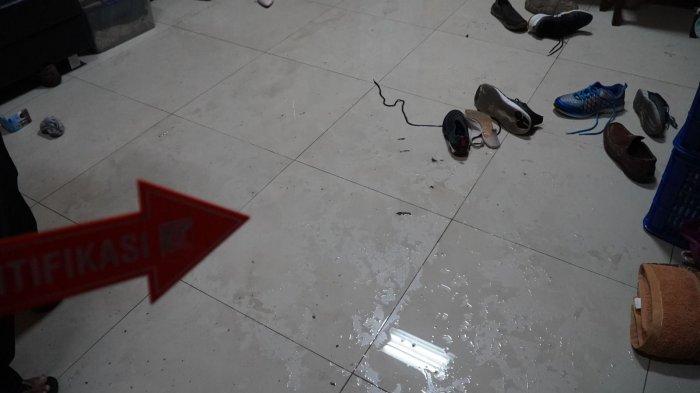 PERCOBAAN PEMBAKARAN RUMAH - Warga di Kampung Semagung RT 03 RW 03, Kelurahan Pagerkukuh, Wonosobo geger akibat aksi pemuda yang hendak bakar rumah warga. Polisi lakukan evakuasi pelaku dan membawa ke RSUD Setjonegoro Wonosobo, Jumat (7/2/2025). Ist/Polres Wonosobo