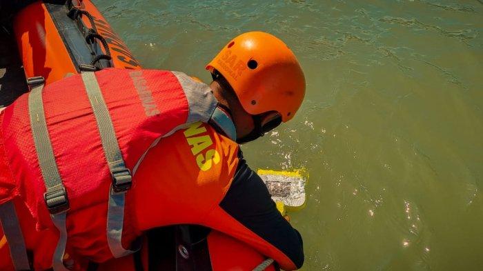 Tim SAR gabungan melakukan pencarian terhadap Slamet, nelayan asal Nusawungu, Cilacap yang hilang usai perahunya terbalik terhantam ombak di Pantai Jetis, Cilacap, Jumat 21 Juli 2023.