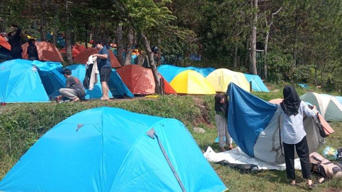 Keramaian pengunjung di jalur Basecamp Perantunan pendakian Gunung Ungaran menghabiskan waktu akhir pekan. Pendakian Gunung Ungaran vis Perantunan menjadi satu jalur favorit ke Puncak Batok.