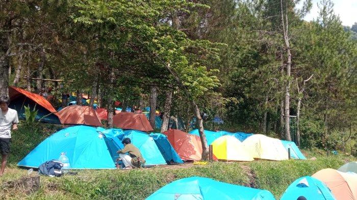 Keramaian pengunjung di jalur Basecamp Perantunan pendakian Gunung Ungaran menghabiskan waktu akhir pekan. Pendakian Gunung Ungaran vis Perantunan menjadi satu jalur favorit ke Puncak Batok.