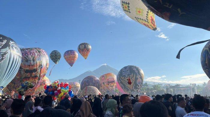 Kemeriahan penerbangan balon udara di Stadion Randumas, Desa Semayu, Kecamatan Selomerto, Kabupaten Wonosobo, Jumat (12/4/2024).