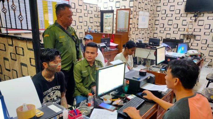 DIPERIKSA POLISI - Kedua pelaku pengedar narkotika jenis tembakau sintetis di Cilacap yakni R (23) dan Jeje (18) saat diperiksa polisi di Mapolresta Cilacap, Selasa (4/2/2025). Kedua pelaku ditangkap polisi di sebuah rumah di Desa Sarwadadi, Kecamatan Kawunganten, Cilacap. Ist/Humas Polresta Cilacap