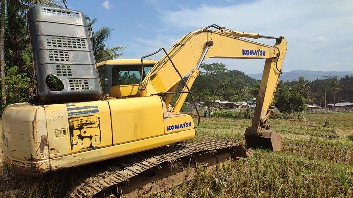 Sebuah ekskavator didatangkan ke lokasi penambangan rakyat lokasi delapan penambang emas terjebak di Desa Pancurendang, Kecamatan Ajibarang, Kabupaten Banyumas. Minggu (30/7/2023), penggunaan ekskavator untuk membantu proses evakuasi ditunda karena tanah labil.
