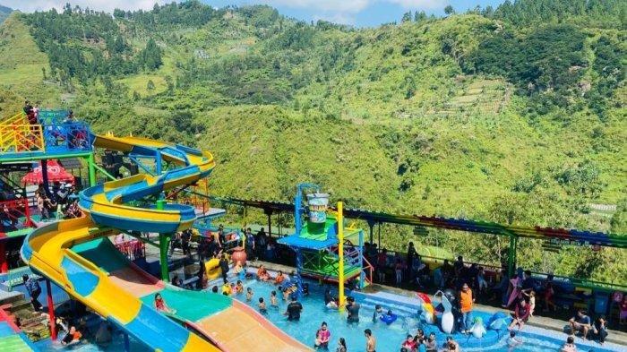 Pengunjung memadati kolam air panas di Rindu Alam BS Hot Water Park Guci, Kabupaten Tegal, saat libur Iduladha 1444 Hijriah/2023, Sabtu (1/7/2023).