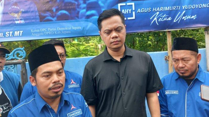 Pengusaha muda, Witiarso Utomo mengambil dan mengembalikan formulir pendaftaran bakal calon bupati untuk Pilkada Jepara 2024 di Kantor PDIP, Sabtu (27/4/2024). Tidak hanya ke PDIP, Witiarso Utomo juga ke Partai Demokrat. Ia ingin membentuk koalisi besar.