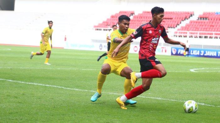 Perebutan bola pemain Persibangga Purbalingga (merah) dengan Persip Pekalongan dalam final Liga 3 Jawa Tengah 2023 di Stadion Jatidiri Semarang, Sabtu (13/1/2024).