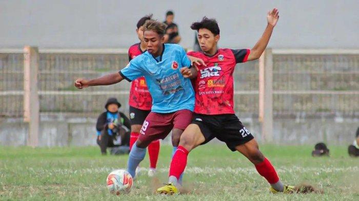 Pemain Persibangga Purbalingga, Ikbal mencoba merebut bola dari pemain Persab Brebes, Ali Mashori pada laga babak 8 besar leg kedua Liga 3 Jateng di Stadion Goentor Darjono, Purbalingga, Rabu (27/12/2023). Persibangga berhasil lolos ke babak semifinal meskipun pada leg kedua ditahan imbang dengan skor 1-1. Tim asal Kota Perwira tersebut menang agregat gol.