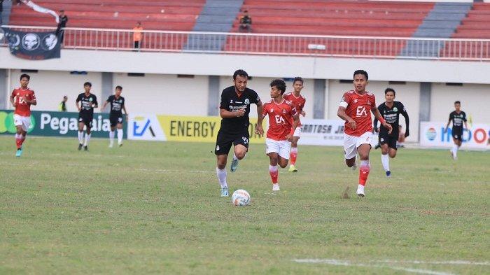 Pemain Persipa Pati berusaha melindungi bola dari kejaran pemain Persekat Tegal (merah) dalam laga lanjutan Liga 2 di Stadion Mochtar Pemalang, Senin (27/11/2023) sore. Sempat unggul di babak pertama, Persipa Pati gagal membawa poin penuh dan harus rela berbagi poin dengan tuan rumah dengan skor akhir 1-1.