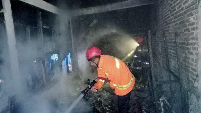 Petugas Pos Damkar Kroya Cilacap saat memadamkan kobaran api dalam insiden kebakaran rumah semi permanen di Kroya, Cilacap, Jumat (20/9/2024) malam pukul 21.30 WIB.