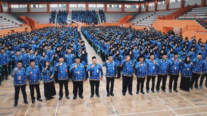 Pj Bupati Banyumas, Hanung Cahyo Saputro melantik dan mengambil sumpah jabatan 1.195 Pegawai Negeri Sipil (PNS) tahun angkatan 2021 pada Jumat (1/3/2024) di Sasana Krida, Gor Satria Purwokerto.
