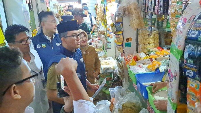 Pj Bupati Banyumas, Hanung Cahyo Saputro melakukan inspeksi mendadak di Pasar Manis Purwokerto, Senin 9 Oktober 2023. Beras di Banyumas diisukan mengalami kelangkaan.