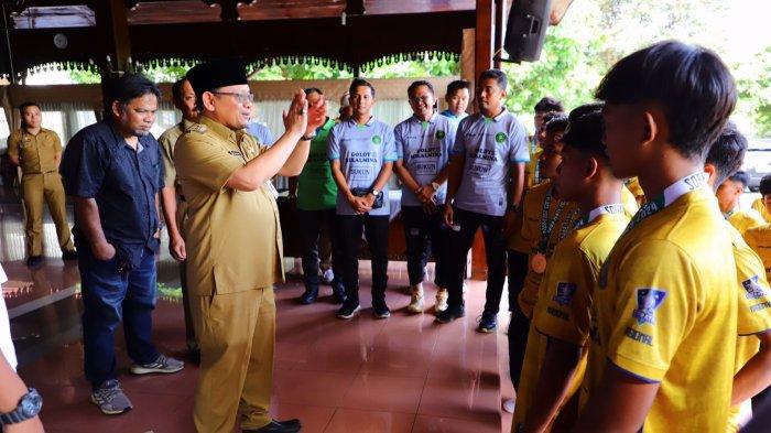 Pj Bupati Kudus menyambut tim Persiku Junior di Pendapa Kudus, Senin (5/2/2024). Persiku Kudus berhasil juara ketiga di Piala Soeratin U-17 Nasional.