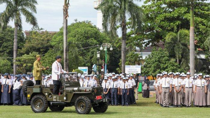 Pj Gubernur Jateng, Nana Sudjana mengecek barisan saat menjadi Inspektur Upacara Peringatan Hari Jadi ke-475 Kabupaten Jepara di Alun-Alun Jepara, Jawa Tengah, Kamis (18/4/2024).