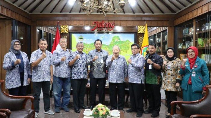 Pj Gubernur Jateng, Nana Sudjana berdiskusi dengan pengurus Asosiasi Pengusaha Indonesia (Apindo) Jawa Tengah di Kantor Gubernur Jateng, Rabu (1/11/2023).