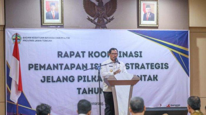 Pj Gubernur Jateng, Nana Sudjana menyampaikan arahan dalam Rakor Pemantapan Isu-isu Strategis Jelang Pilkada Serentak 2024 yang dilaksanakan di Hotel Kesambi, Kota Semarang, pada Rabu (26/6/2024).