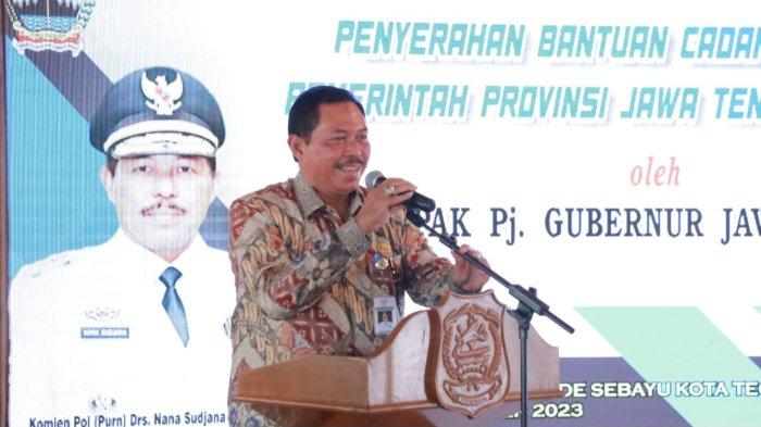 Penjabat atau Pj Gubernur Jateng, Nana Sudjana memberikan sambutan saat menghadiri acara di Tegal, baru-baru ini.