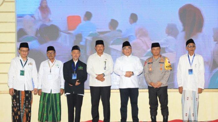 Penjabat atau Pj Gubernur Jawa Tengah, Nana Sudjana (tengah) bersama Ketua PBNU, KH Yahya Cholil Staquf dan Kapolda Jateng, Irjen Pol Ahmad Luthfi di sela-sela Konferensi Wilayah (Konferwil) XVI Pengurus Wilayah Nahdlatul Ulama (PWNU) Jateng, di Gedung Aswaja Center NU Kota Pekalongan, Selasa, 5 Maret 2024.
