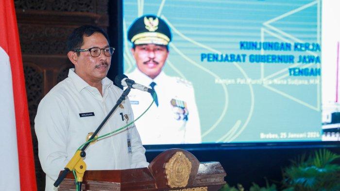 Pj Gubernur Jateng Nana Sudjana saat mengisi acara silaturahmi bersama Pemkab Brebes dan Forkopimda di Pendopo Kabupaten Brebes, Kamis (25/1/2024).