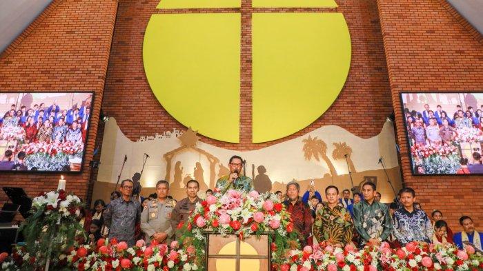 Pj Gubernur Jateng, Nana Sudjana memberikan sambutan saat berkunjung ke sejumlah gereja yang ada di Kota Semarang, Senin (25/12/2023).