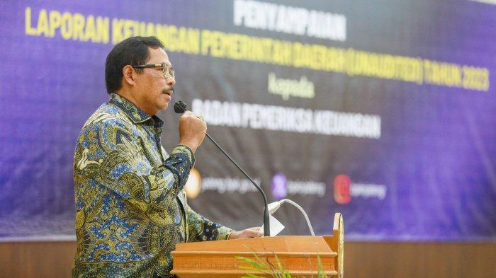 Gubernur Jateng, Nana Sudjana memberikan keteangan saat penyerahan Laporan Keuangan Pemerintah Daerah (LKPD) tahun 2023 ke BPK RI Perwakilan Provinsi Jateng, beberapa waktu lalu.