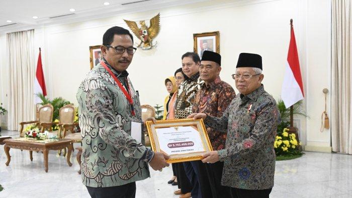 Pj Gubernur Jateng, Nana Sudjana (kiri) menerima penghargaan dari Wakil Presiden, KH Ma'ruf Amin pada acara Rapat Koordinasi Nasional dan Penyerahan Insentif Fiskal Kategori Kinerja Penghapusan Kemiskinan Ekstrem Tahun Berjalan 2023 di Istana Wakil Presiden, Kamis, 9 November 2023.