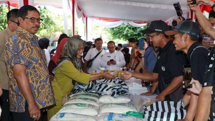 Pj Gubernur Jateng, Nana Sudjana meninjau penyelenggaraan Gerakan Pangan Murah (GPM) di Kabupaten Magelang, baru-baru ini.