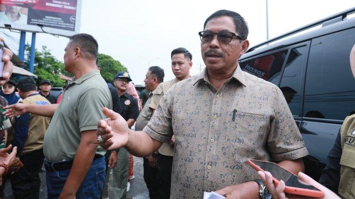 Pj Gubernur Jateng Nana Sudjana saat meninjau jalur alternatif di Simpang Trengguli, Demak, Sabtu (10/2/2024).