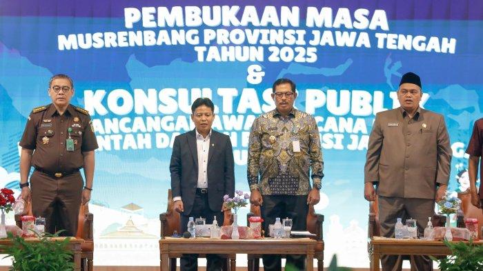 MUSRENBANG PROVINSI - Pj Gubernur Jawa Tengah, Nana Sudjana menghadiri acara pembukaan masa Musyawarah Perencanaan Pembangunan (Musrenbang) Provinsi Jawa Tengah Tahun 2025 dan konsultasi publik Rancangan Awal Rencana Kerja Pemerintah Daerah (RKPD) Provinsi Jateng tahun 2026, di Gedung Gradhika Bhakti Praja, Kota Semarang, Selasa (11/2/2025).