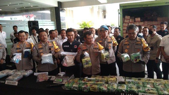 Kapolda Jateng Irjen Pol Ahmad Luthfi tunjukan barang bukti narkoba jaringan Fredi Pratama yang berhasil diamankan, dalam konferensi pers di Mapolda Jateng, Jumat (23/2/2024).