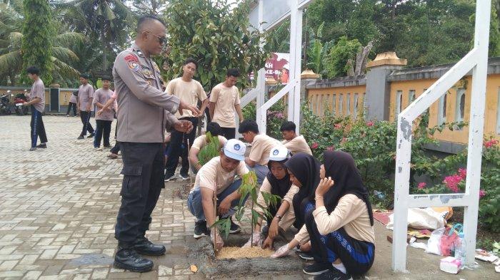 Kegiatan penanaman pohon bersama di SMA Negeri 1 Bantarsari, Cilacap sebagai cara memperingati Hari Sumpah Pemuda, Senin (28/10/2024). Kegiatan yang dicanangkan oleh sekolah dan Aiptu Sujarwo ini diadakan dengan tujuan generasi muda agar semakin peduli dengan lingkungan.