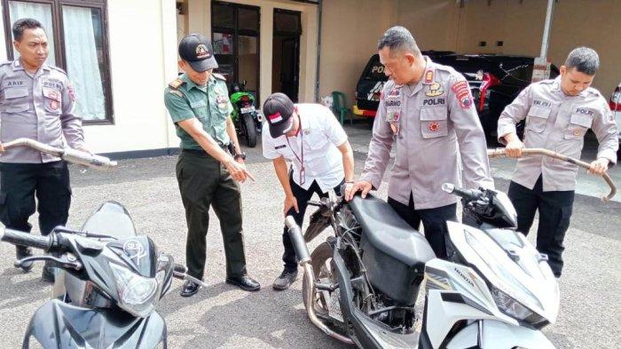 Polisi saat menyita 24 sepeda motor yang ditemukan menggunakan knalpot tidak sesuai spesifikasi teknis kendaraan atau brong di tempat parkir sekolah tingkat SMK di wilayah Kecamatan Bobotsari, Kabupaten Purbalingga, Kamis (1/8/2024).
