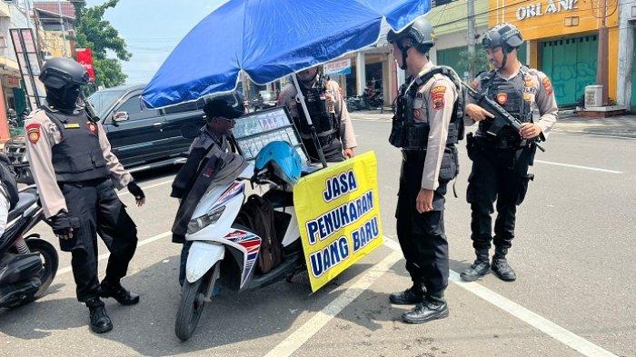 Sat Samapta Polres Kudus mengecek jasa penukaran uang baru di tepi jalan di Kudus, Selasa (2/4/2024). Pengecekan dilakukan untuk mengantisipasi peredaran uang palsu.