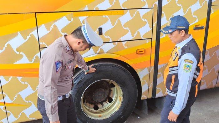 Petugas gabungan dari Satlantas Polresta Banyumas bersama dengan Dinas Perhubungan, dan Jasa Raharja melakukan ramp check terhadap bus di sejumlah PO yang ada di Purwokerto, Banyumas, Sabtu (18/5/2024).