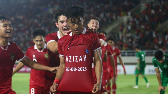 Pemain Timnas Indonesia U-23 Pratama Arhan Alief Rifai menunjukkan tulisan bertuliskan nama istri dan tanggal pernikahan 'Azizah 20-08-2023' usai mencetak gol kedua bagi timnya dalam laga pamungkas babak kualifikasi Grup K Piala Asia U-23 Qatar 2024 di Stadion Manahan Solo, Selasa (12/9/2023) malam.