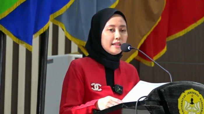 Sosok Pratiwi Nugrahaeni, alumni Fakultas Kedokteran Universitas Jenderal Soedirman (Unsoed) angkatan 2004, saat pidato di hadapan wisudawan, Selasa (5/3/2024). Dia merupakan pemilik Hotel Aston Purwokerto.