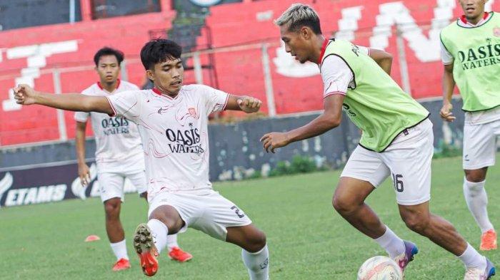 Striker Persijap Jepara, Qischil Gandrum Minny saat berlatih bersama rekan-rekannya di Stadion Klabat, Manado. Persijap berhasil membawa poin penuh saat berhadapan dengan Sulut United pada babak playoff degradasi Liga 2.