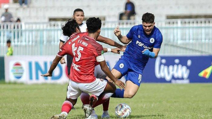 Striker PSCS Cilacap, Rafael Rodgrigues atau Rafinha dikurung dua pemain Persekat Tegal, M Farhan dan Adhe Owen pada laga putaran kedua playoff degradasi Liga 2 yang berlangsung di Stadion Wijayakusuma, Cilacap, Senin (22/1/2024) sore.