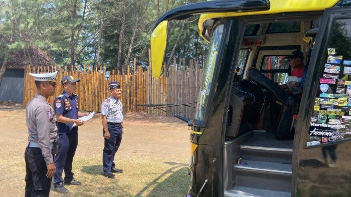 Dinas Perhubungan Batang dan Satlantas Polres Batang melakukan pemeriksaan ramp check terhadap bus pariwisata di Safari Beach Batang, Rabu (20/12/2023).