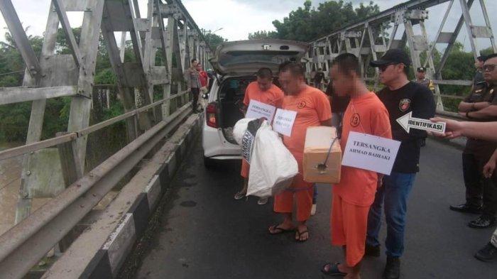 Rekonstruksi pembunuhan sopir truk di jembatan Sungai Serayu Desa Kembangan, Kecamatan Bukateja, Kabupaten Purbalingga, Selasa (23/4/2024) sore.