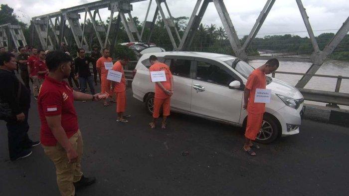 Rekonstruksi pembunuhan sopir truk di jembatan Sungai Serayu Desa Kembangan, Kecamatan Bukateja, Kabupaten Purbalingga, Selasa (23/4/2024) sore.