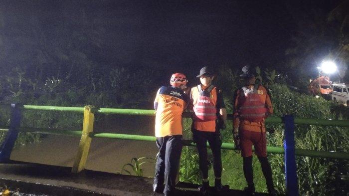 Tim Basarnas Cilacap melakukan pencarian terhadap Ilham (15) seorang remaja yang tenggelam saat sedang asyik bermain air, di Kali Kedung Gupit, Purworejo, Jumat (19/1/2024).