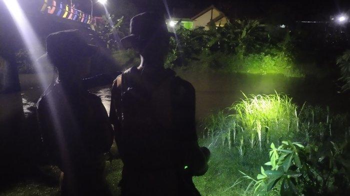Tim Basarnas Cilacap melakukan pencarian terhadap Ilham (15) seorang remaja yang tenggelam saat sedang asyik bermain air, di Kali Kedung Gupit, Purworejo, Jumat (19/1/2024).