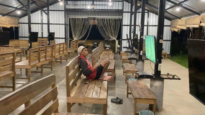 Suasana rental PS berkonsep semi terbuka dekat persawahan dan Danau Rawa Pening, Desa Candirejo, Kecamatan Tuntang, Kabupaten Semarang, Rabu (3/7/2024).
