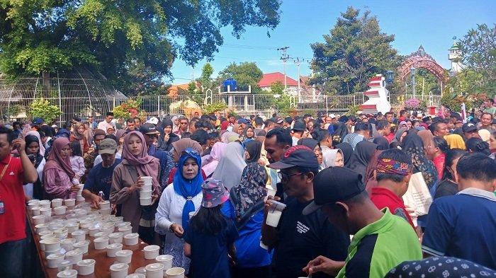 Ribuan warga antre mengambil pindang srani yang dimasak Pemkab Jepara dalam rangka memecahkan rekor Muri, di Alun-alun Jepara, Jumat (26/4/2024). Pemkab Jepara berhasil memecahkan rekor Muri dengan memasak 9783 porsi pindang srani dalam rangka HUT Ke-475 Pemkab Jepara.